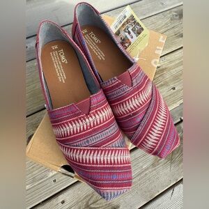 Women’s TOMS SIZE 8!